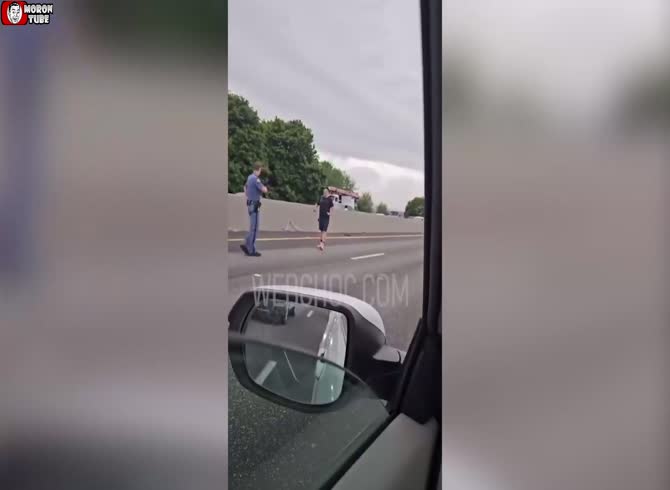 Video :A police officer from Washington State neutralizes the lunatic with the hammer